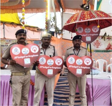 Handing over signed organ pledge cards to state registry representatives.